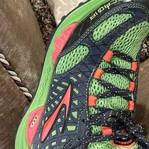 Brooks Cascadia Women's Sneakers - Green and Pink